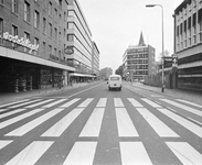 881264 Gezicht in de St. Jacobsstraat te Utrecht, vanaf de extra brede voetgangersoversteekplaats bij de hoek met de ...